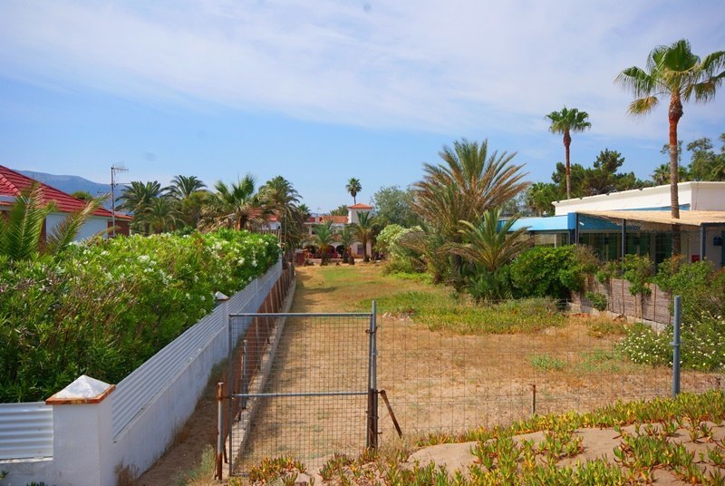 Villa in 1st line of beach of Les Marines in Dénia.