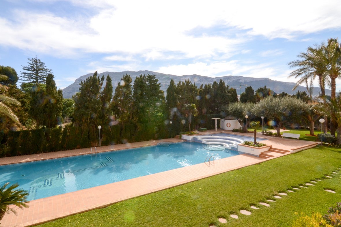 opportunity! Large apartment in the best farm of Dénia.